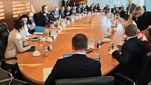 Laschet wirft Merz-Ministern Unselbstständigkeit vor