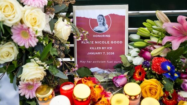 Mahnwache am Brandenburger Tor für getötete US-Amerikanerin Renee Nicole Good