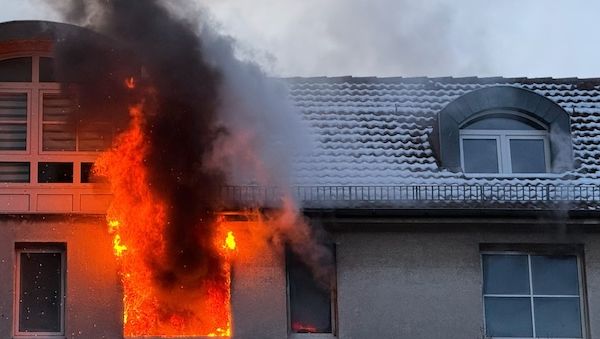Berliner-Feuerwehr rettet mehrere Menschen vor Brand in Berlin-Reinickendorf