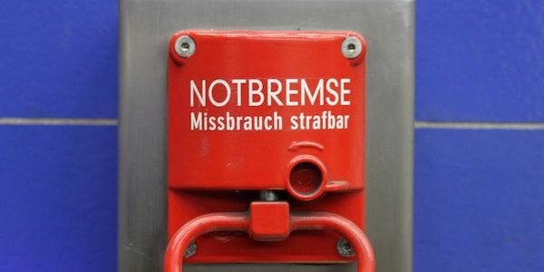 Frau zieht Notbremse in ICE und beschädigt Fenster