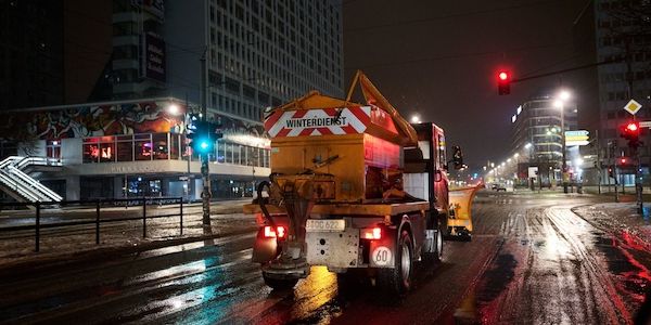 Tauwetter sorgt für spiegelglatte Straßen in Berlin und Brandenburg