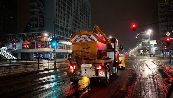 Tauwetter sorgt für spiegelglatte Straßen in Berlin und Brandenburg