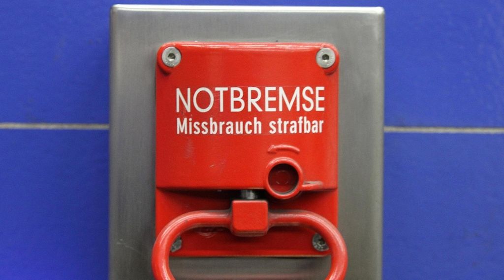 Frau zieht Notbremse in ICE und beschädigt Fenster!