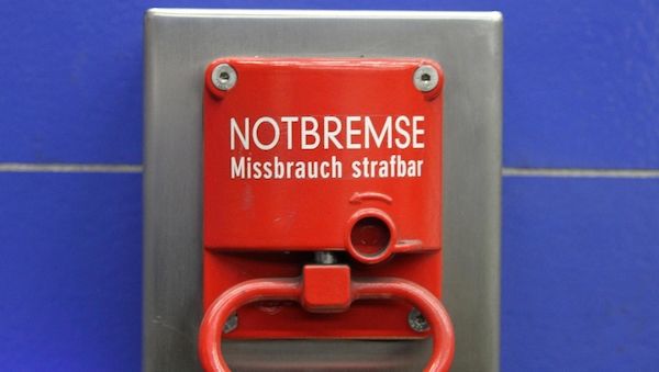 Frau zieht Notbremse in ICE und beschädigt Fenster!