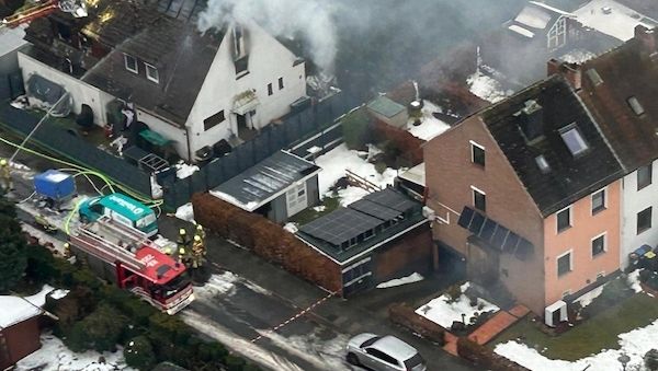 Dachstuhlbrand in Bremen-Ellenerbrok-Schevemoor