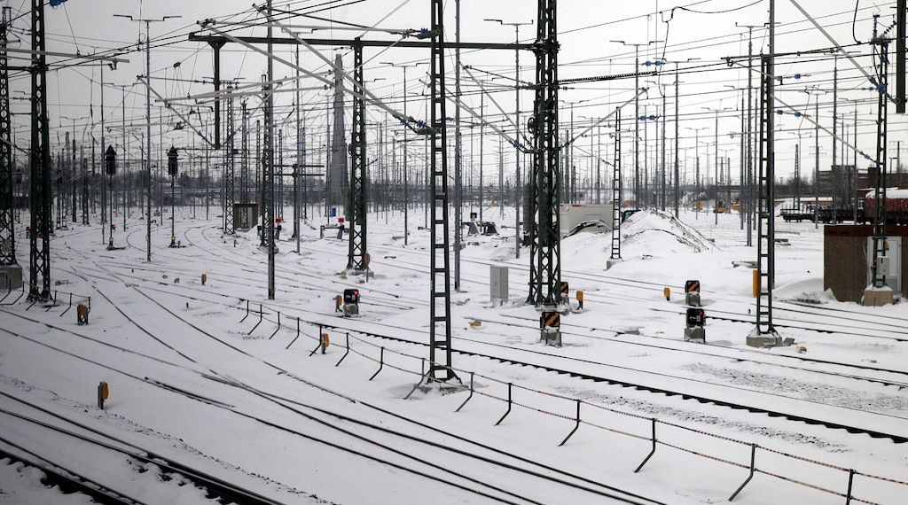 Bahn entschuldigt sich bei Reisenden für Winter-Chaos