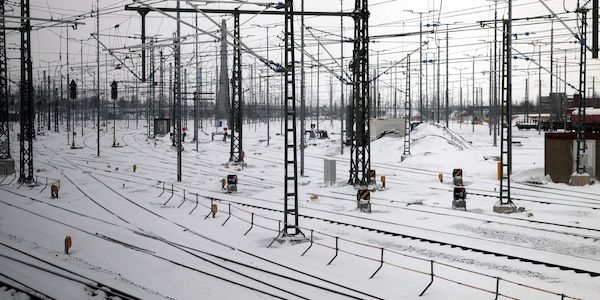 Bahn entschuldigt sich bei Reisenden für Winter-Chaos