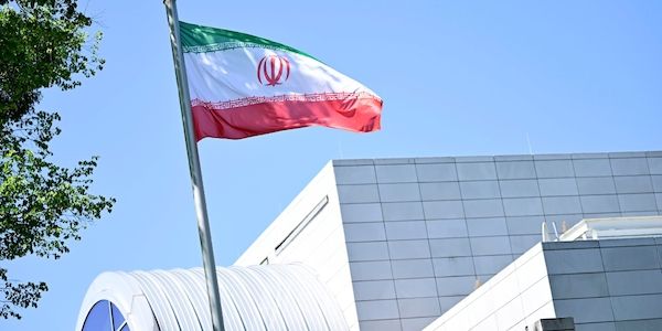 Berlin: Männer reißen Flagge an iranischer Botschaft herunter