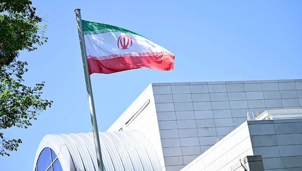 Berlin: Männer reißen Flagge an iranischer Botschaft herunter