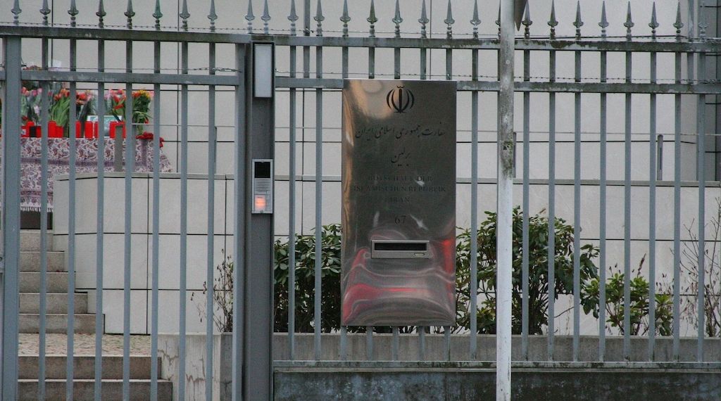 Männer dringen in iranische Botschaft in Berlin-Dahlem ein