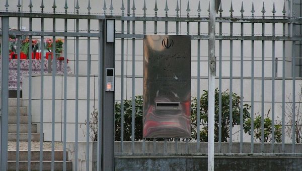 Männer dringen in iranische Botschaft in Berlin-Dahlem ein