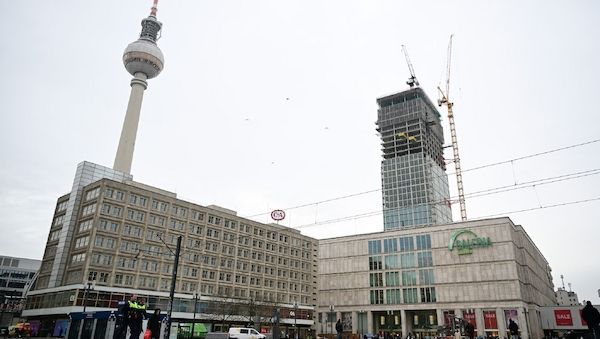 Neues Hochhaus am Berliner-Alexanderplatz feiert Richtfest