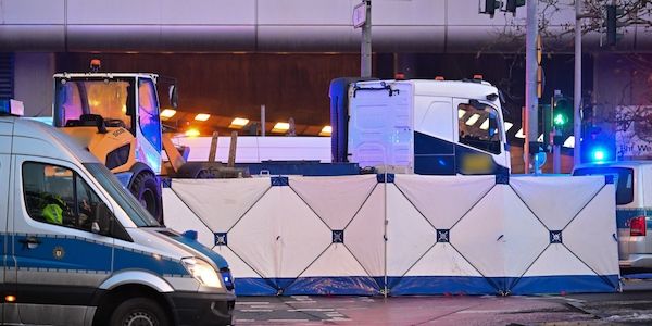Tödlicher Unfall am ICC - Roller von Lkw erfasst