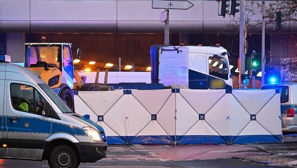 Tödlicher Unfall am ICC - Roller von Lkw erfasst