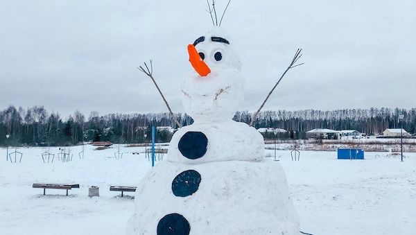 Ob Schneemannbauen oder Schneeballschlacht: Der juristische Check der ARAG-Experten