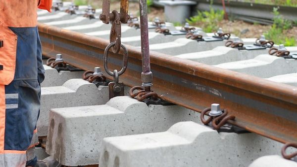 Bahn bündelt Bauarbeiten am linken Rheinufer