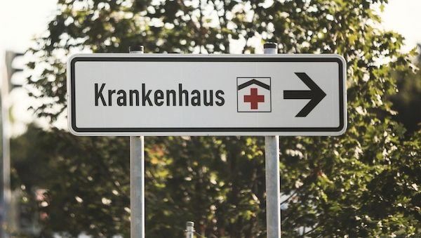 87-Jähriger fährt Paketzusteller in Berlin-Gesundbrunnen an