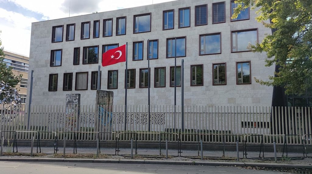 Zäune an Botschaften in Berlin-Mitte beschmiert