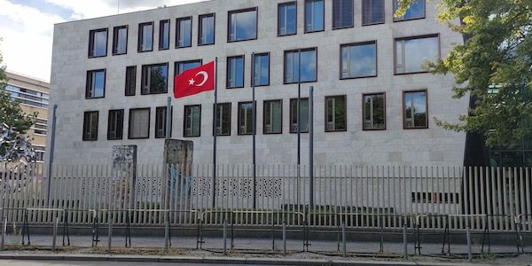 Zäune an Botschaften in Berlin-Mitte beschmiert