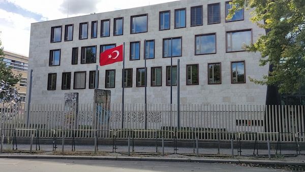 Zäune an Botschaften in Berlin-Mitte beschmiert