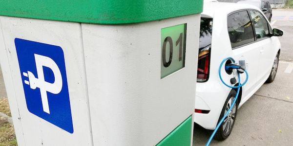 Elektroauto-Besitz hängt stark vom Haushaltseinkommen ab