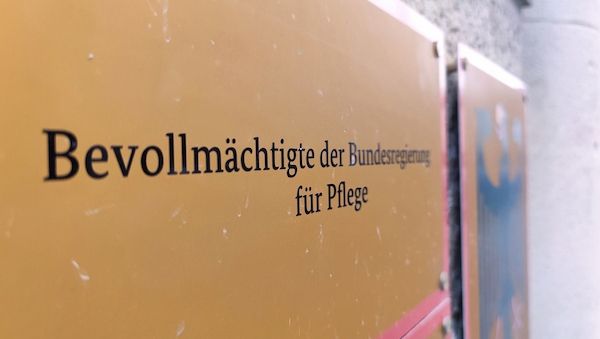 Eigenanteil: Pflegebevollmächtigte sieht Klingbeil in der Pflicht