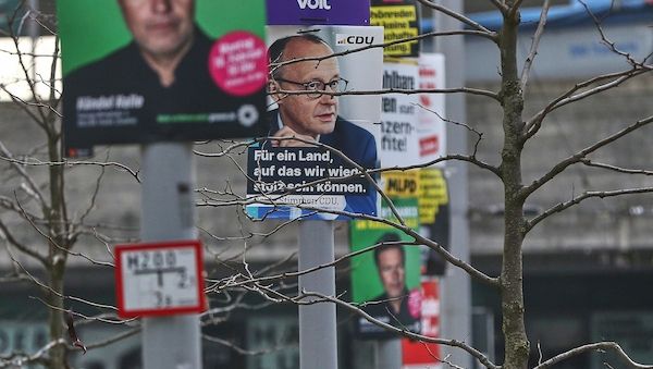 Wahlplakate trotzen laut Umfrage Sozialen Medien