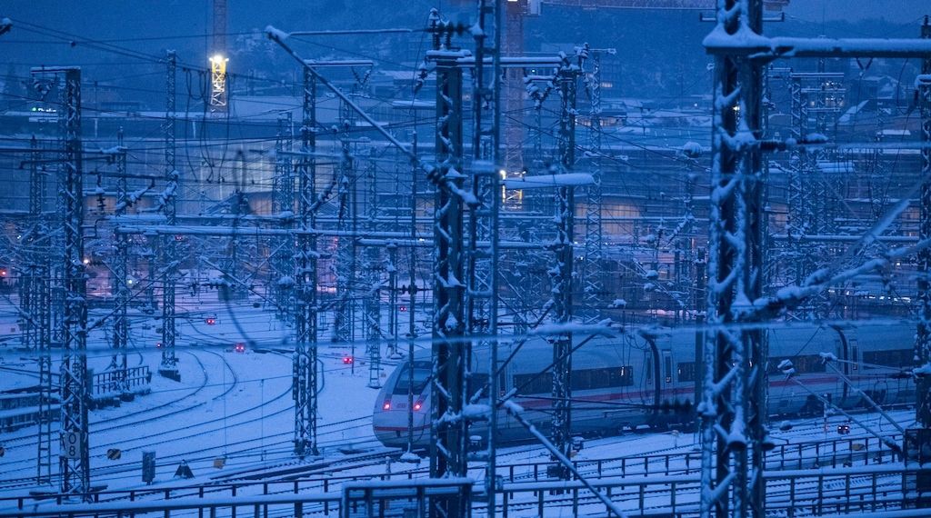 Hannover-Uelzen-Hamburg: Eingeschneite und vereiste Weichen behindern Bahnverkehr