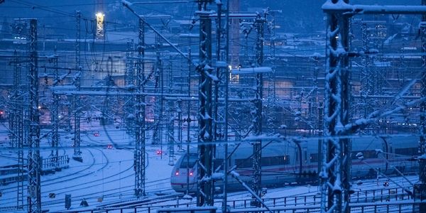Hannover-Uelzen-Hamburg: Eingeschneite und vereiste Weichen behindern Bahnverkehr