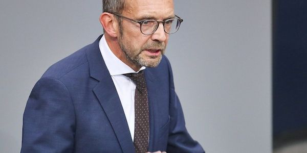 CDU zeigt sich offen für Beteiligung an europäischen Atomwaffen
