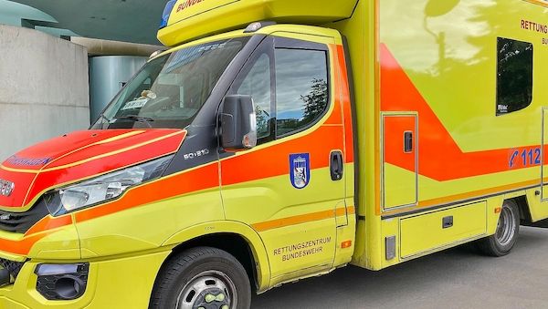 Autofahrer nach Unfall in Alt-Treptow reanimiert