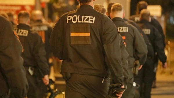 Mann in Berlin-Weißensee nach Schüssen aus Fahrzeug getötet