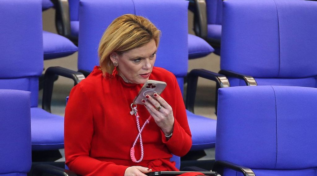 Klöckner gegen Handy-Verbot und Kleiderordnung im Bundestag