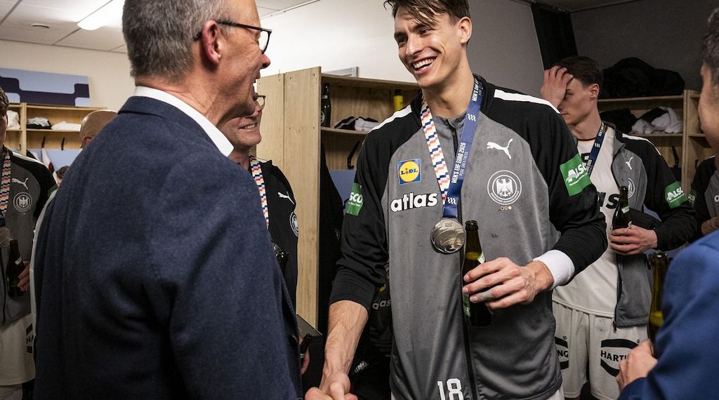 Merz gratuliert deutschen Handballern in der Kabine