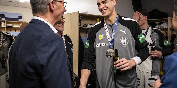 Merz gratuliert deutschen Handballern in der Kabine