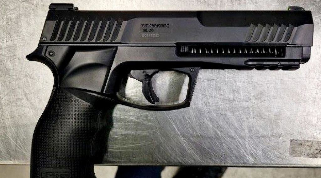 Polizei stellt Druckluftpistole und Messer am Flughafen sicher