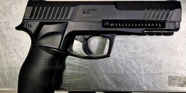 Polizei stellt Druckluftpistole und Messer am Flughafen sicher