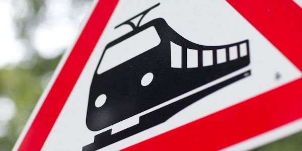 Zug prallt an Bahnübergang Ahrensfelde auf Auto - Bahnverkehr gestört