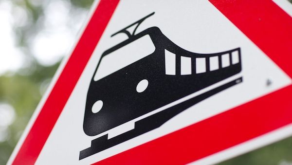 Zug prallt an Bahnübergang Ahrensfelde auf Auto - Bahnverkehr gestört