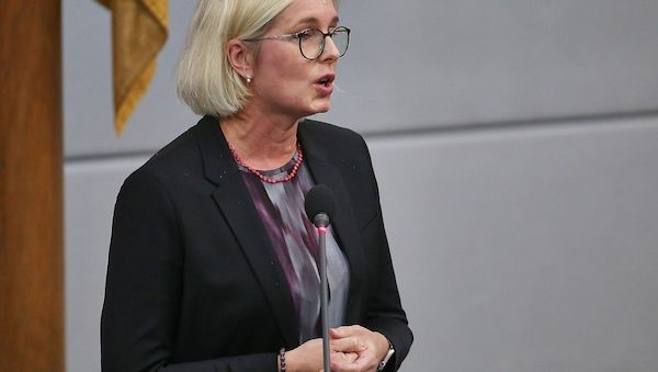 Sportstaatsministerin spricht sich gegen Boykott der Fußball-WM aus