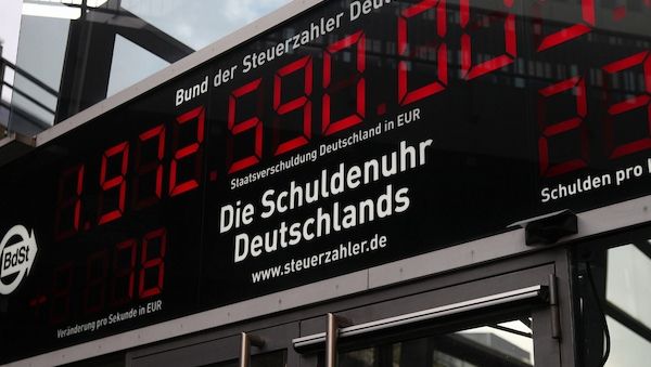 IW: Bundeshaushalt gerät zunehmend in Schieflage