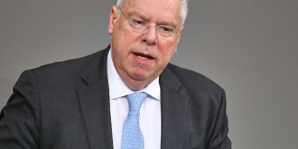 Hardt: Russland nutzt Ukraine-Verhandlungen für Zeitgewinn