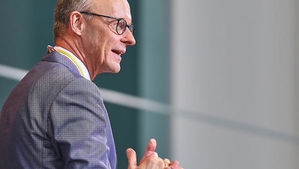 Amnesty formuliert Erwartungen an Golfreise von Merz