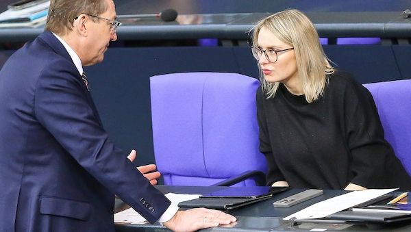 Kürzung bei Kursen: Integrationsbeauftragte tritt Dobrindt entgegen