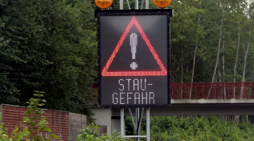 Autofahrer standen länger - trotz weniger Staus