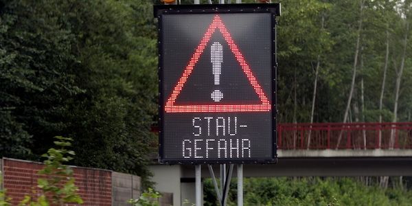 Autofahrer standen länger - trotz weniger Staus