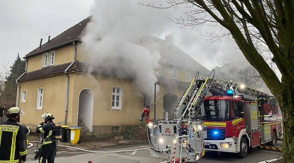 Frau stirbt bei Wohnungsbrand in Dortmund-Derne
