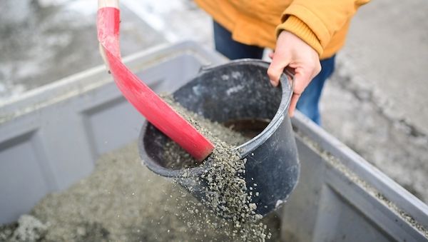 Potsdamer Bürger stehen für Streugut Schlange