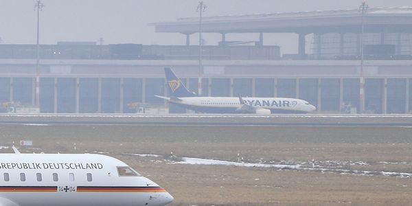 Flughafen BER stellt wegen Blitzeis erneut Betrieb ein