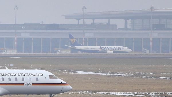 Flughafen BER stellt wegen Blitzeis erneut Betrieb ein